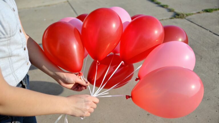 What are the key quality indicators for wholesale latex balloons?
