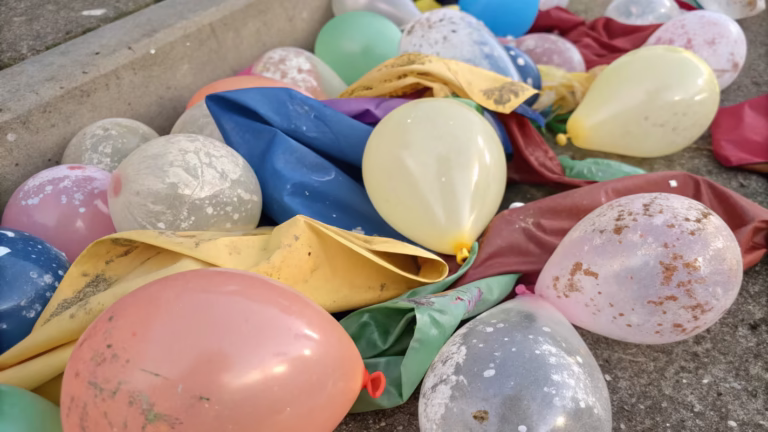 What quality issues are common with cheap latex balloons?