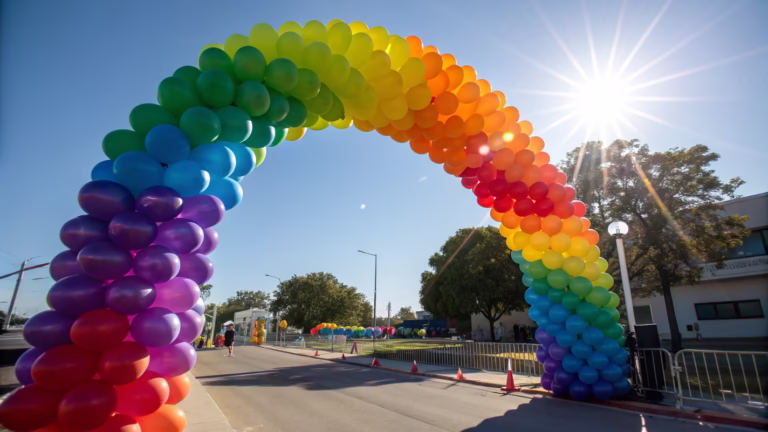 How does UV resistance relate to latex balloon quality?