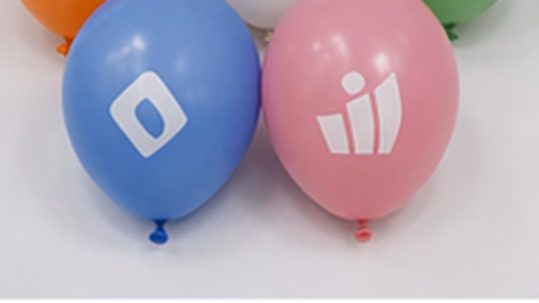 Muestra de globos publicitarios personalizados con marca abstracta